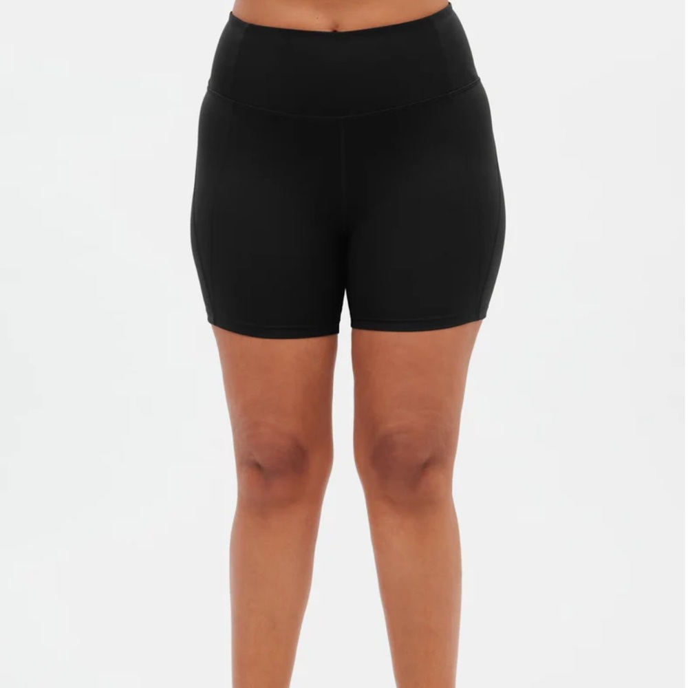 Girlfriend collective run shorts small